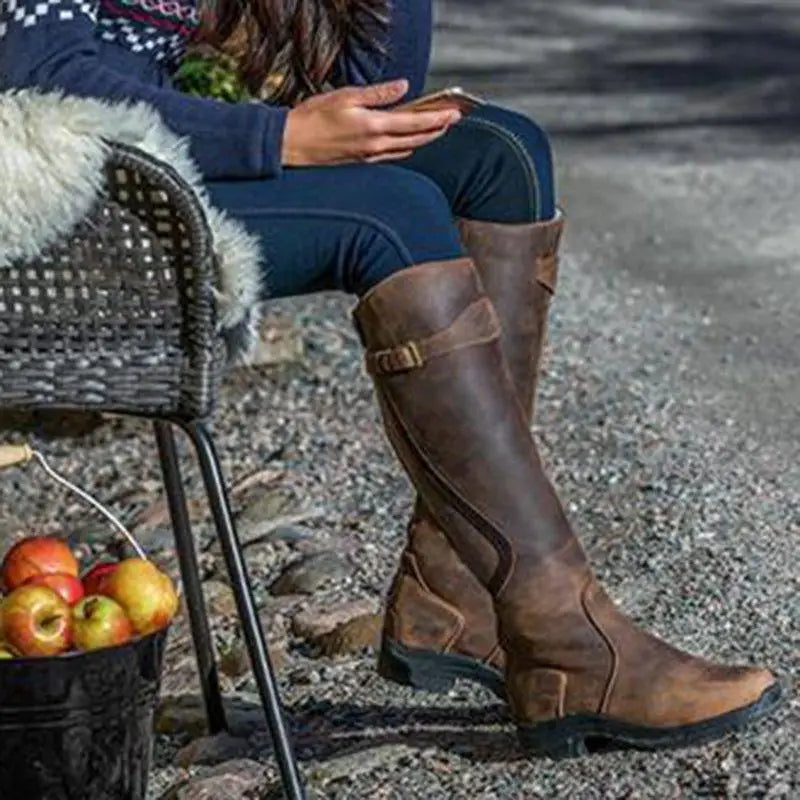 Bottes élégantes à hauteur de genou avec accent sur les boucles