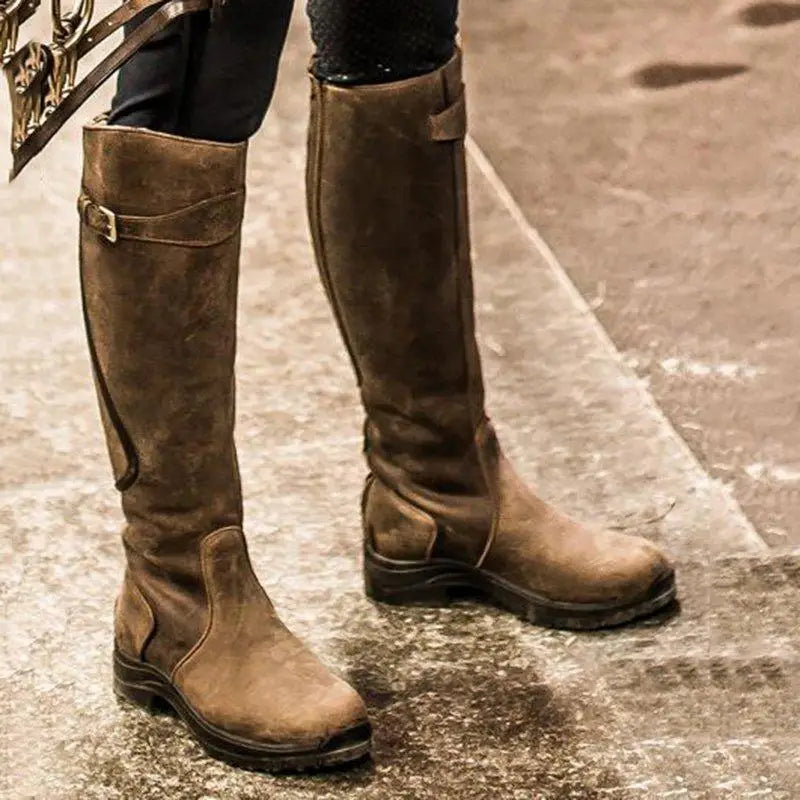 Bottes élégantes à hauteur de genou avec accent sur les boucles